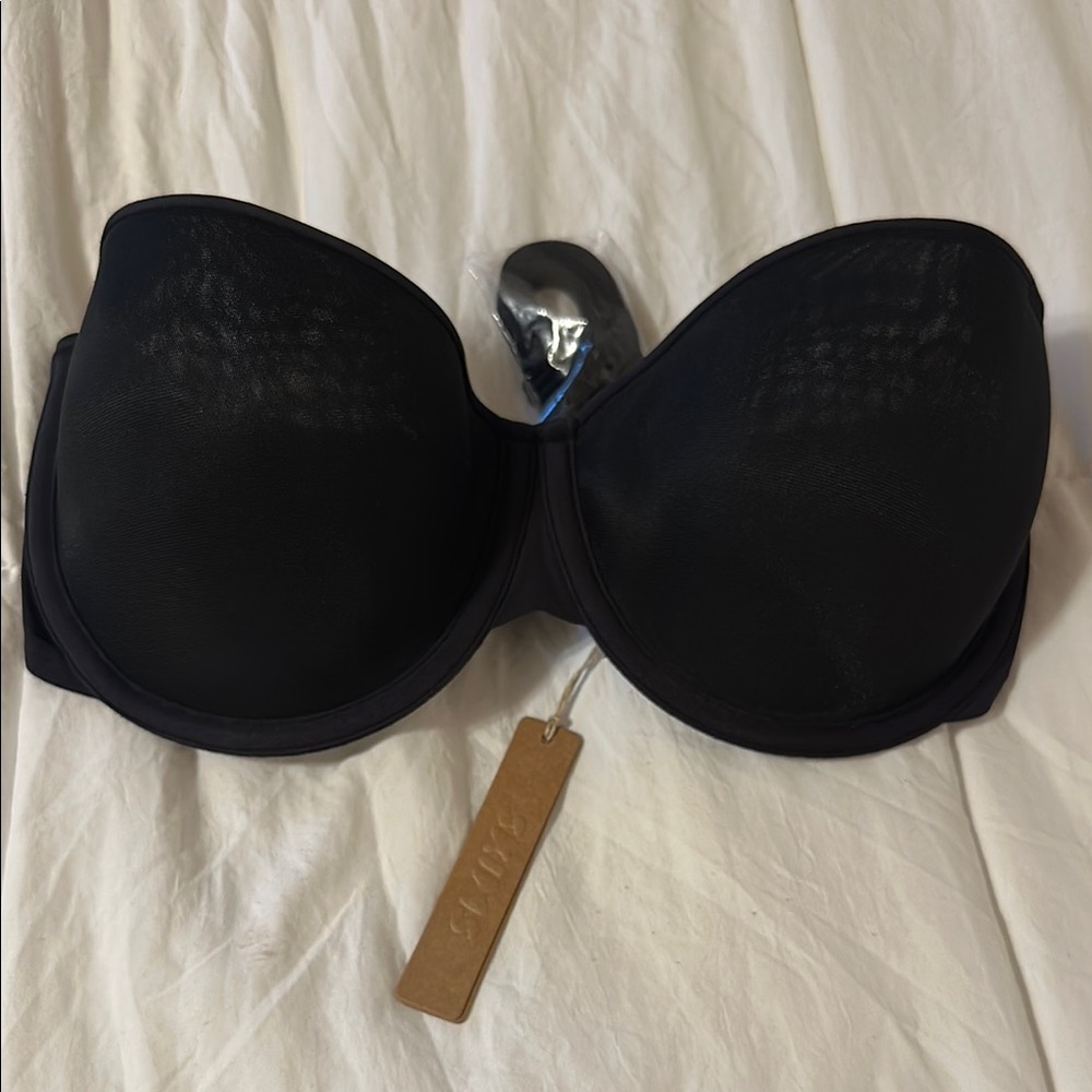 SKIMS Black Seamless Strapless Bra with Sweetheart Neckline